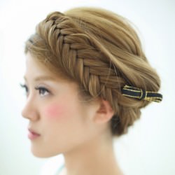 アクセサリーが映えるフィッシュボーンアレンジ　ヘアアレンジ　ロングヘア