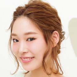 ショートヘアでフェミニン編みこみアレンジ ヘアアレンジ ショートヘア