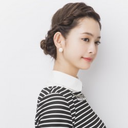 セレブ風ねじりアップ　ヘアアレンジ　ミディアムヘア