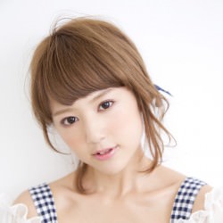 サイドの後れ毛で小顔効果アップ! ヘアアレンジ ショートヘア