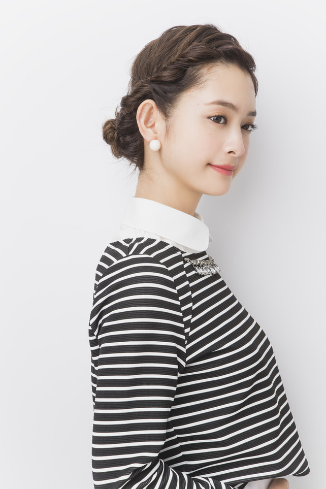 セレブ風ねじりアップ ヘアレシピ 頭美人