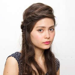 デートスタイルにもぴったり、NY気分のハーフアップ。 ヘアアレンジ ロングヘア