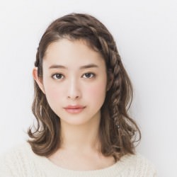フェイスライン編み込み ヘアアレンジ ミディアムヘア