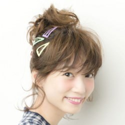 アップにしながら顔まわりはさりげなく 隠して小顔に♡ ヘアアレンジ ミディアムヘア