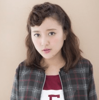 三つ編みポンパドール ヘアアレンジ ミディアムヘア