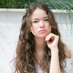 ウォーターフォール編み込みで、ヒッピーライクなビーチヘア ヘアアレンジ ロングヘア