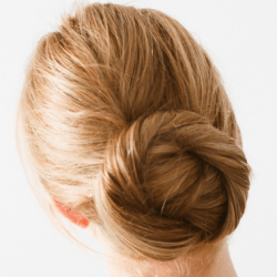 ノットヘアーシニヨン　ヘアアレンジ　ロングヘア