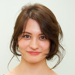テクスチャーで差をつける、ルーズな三つ編み。 ヘアアレンジ ミディアムヘア