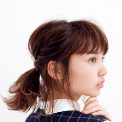 ざっくりまとめた後れ毛ポニー ヘアアレンジ ミディアムヘア