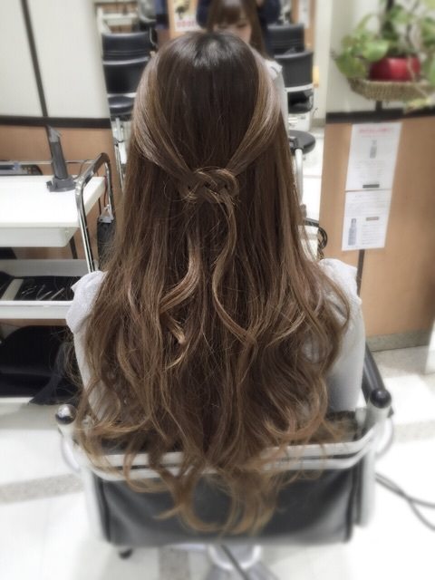 海外で流行 ノットヘアー ハーフアップ ヘアレシピ 頭美人