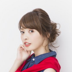 後れ毛ルーズシニヨン ヘアアレンジ ミディアムヘア