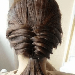 フィッシュボーンポニーテール　ヘアアレンジ　ロングヘア