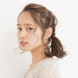 リラックスムード漂うサイドねじりまとめ ヘアアレンジ ミディアムヘア