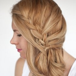サイドに流すレース三つ編み ヘアアレンジ ミディアムヘア