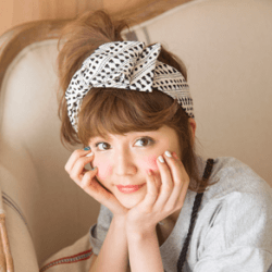 元気いっぱいのサイドポニー ヘアアレンジ ミディアムヘア