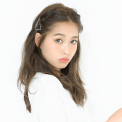 金ピンのトライアングル留め☆ ヘアアレンジ ミディアムヘア