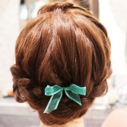 簡単!三つ編みでつくるルーズなまとめ髪 ヘアアレンジ ミディアムヘア