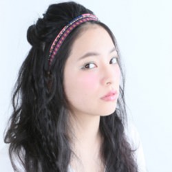フォークロアな雰囲気の三つ編みハーフアップアレンジ ヘアアレンジ ロングヘア