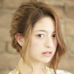 ナチュラルこなれ感の欧米風ヘアアレンジ　ヘアアレンジ　ロングヘア