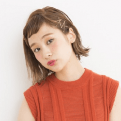 ウェットな質感のラフな外ハネアレンジ ヘアアレンジ ショートヘア