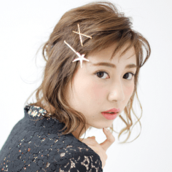 後れ毛と後ろにお団子で色っぽさ◎アレンジ ヘアアレンジ ミディアムヘア