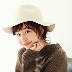 白ハットでレディなローシニヨン ヘアアレンジ ミディアムヘア