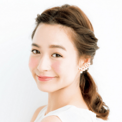 オフィスで映えるねじりローポニテ ヘアアレンジ ミディアムヘア