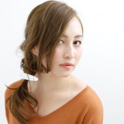 長い前髪がクールな印象を与えるサイドアレンジ　ヘアアレンジ　ロングヘア