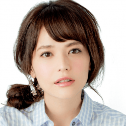 ゆるっとお茶目なリラックスシニヨン　ヘアアレンジ　ミディアムヘア