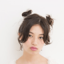 あどけないピュアな表情を引き出すプチツインおだんご ヘアアレンジ ミディアムヘア