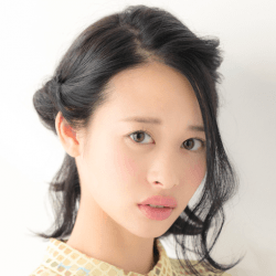 ねじりアシメハーフアップ ヘアアレンジ ミディアムヘア