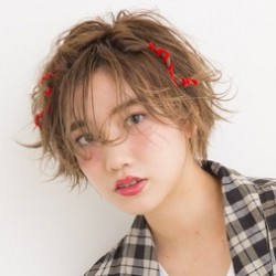 モールを使った個性派ショートアレンジ ヘアアレンジ ショートヘア