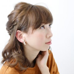 ハーフアップでこなれ感だすにはコレ!耳元のアクセが映えるアレンジ ヘアアレンジ ミディアムヘア