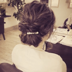 優しげまとめ髪アレンジ　ヘアアレンジ　ミディアムヘア