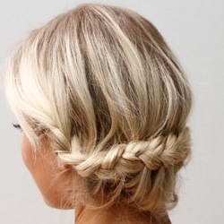 ゆるめ三つ編みで作るアップヘア ヘアアレンジ ミディアムヘア