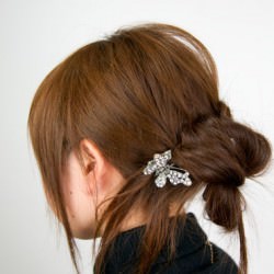 まとめ髪をねじって作るシニヨン風ヘアアレンジ ヘアアレンジ ミディアムヘア