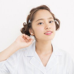 ねじりだけで作るゆるくしゃなツインおだんご ヘアアレンジ ミディアムヘア