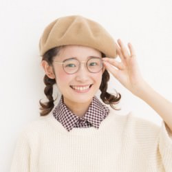 プレッピーなベレー×おさげもねじりでさりげなくヌケ感を ヘアアレンジ ミディアムヘア