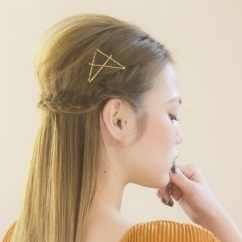 ゴールドピンを使った細め三つ編み　ヘアアレンジ　ロングヘア