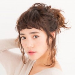 多めのおくれ毛をあえて生かすゆるっとポニー ヘアアレンジ ショートヘア