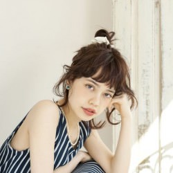 シュシュでくるんととめたおだんご風ヘア　ヘアアレンジ　ミディアムヘア