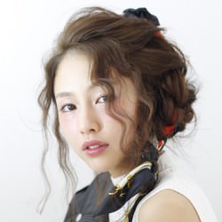 バンダナと一緒の三つ編みでアクセントをキメて! ヘアアレンジ ロングヘア