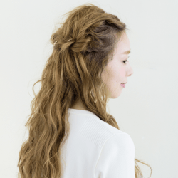 女の子らしい雰囲気のロープ編みハーフアップ ヘアアレンジ ロングヘア