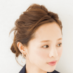ツイスト＆低めお団子　ヘアアレンジ　ミディアムヘア