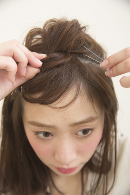 大人っぽ三つ編み　巻かなくてもミディアムヘアでできる海外セレブ風アレンジ2