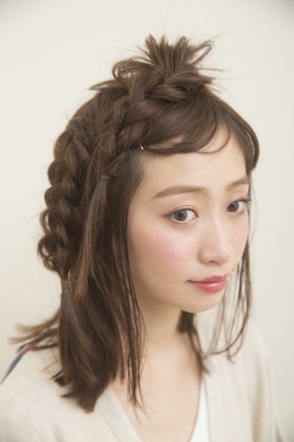 大人っぽ三つ編み　巻かなくてもミディアムヘアでできる海外セレブ風アレンジ3