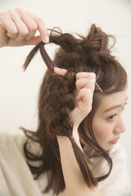 大人っぽ三つ編み　巻かなくてもミディアムヘアでできる海外セレブ風アレンジ4