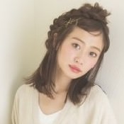大人っぽい三つ編み　巻かなくてもミディアムヘアでできる海外セレブ風アレンジ　ヘアアレンジ　ミディアムヘア