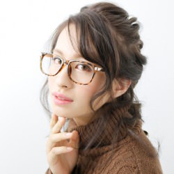 後れ毛が色っぽい知的さもあるプライベートスタイル ヘアアレンジ ロングヘア