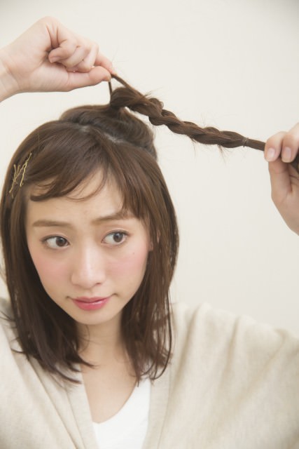 大人っぽ三つ編み　巻かなくてもミディアムヘアでできる海外セレブ風アレンジ1